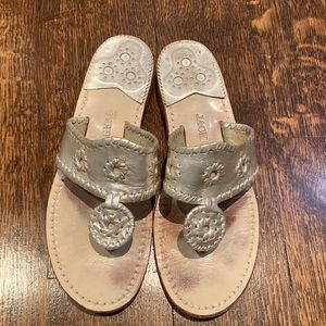 Jack Rogers Women Hampton Flat Platinum Flip Flop Floral Woven Whipstitched